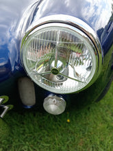 Load image into Gallery viewer, 7&quot; Tripod P700 reflector including free halogen bulbs &amp; side light bulbs - CL0402
